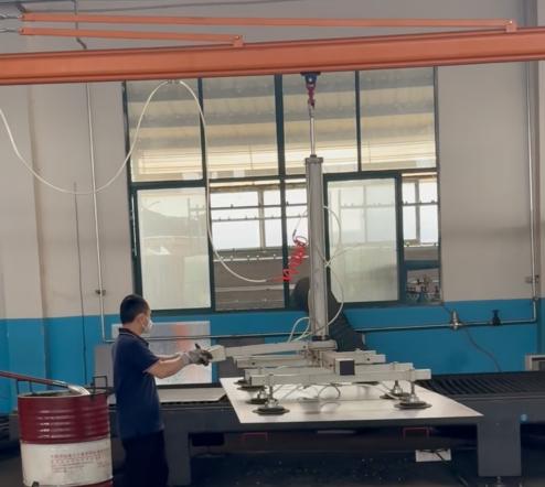 Manipulador automático de alimentación y descarga