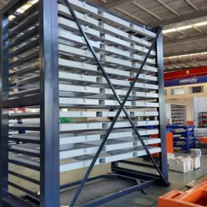 Estante para láminas accesible por montacargas – Sistema vertical Herochu para cargas de 2 a 6 toneladas